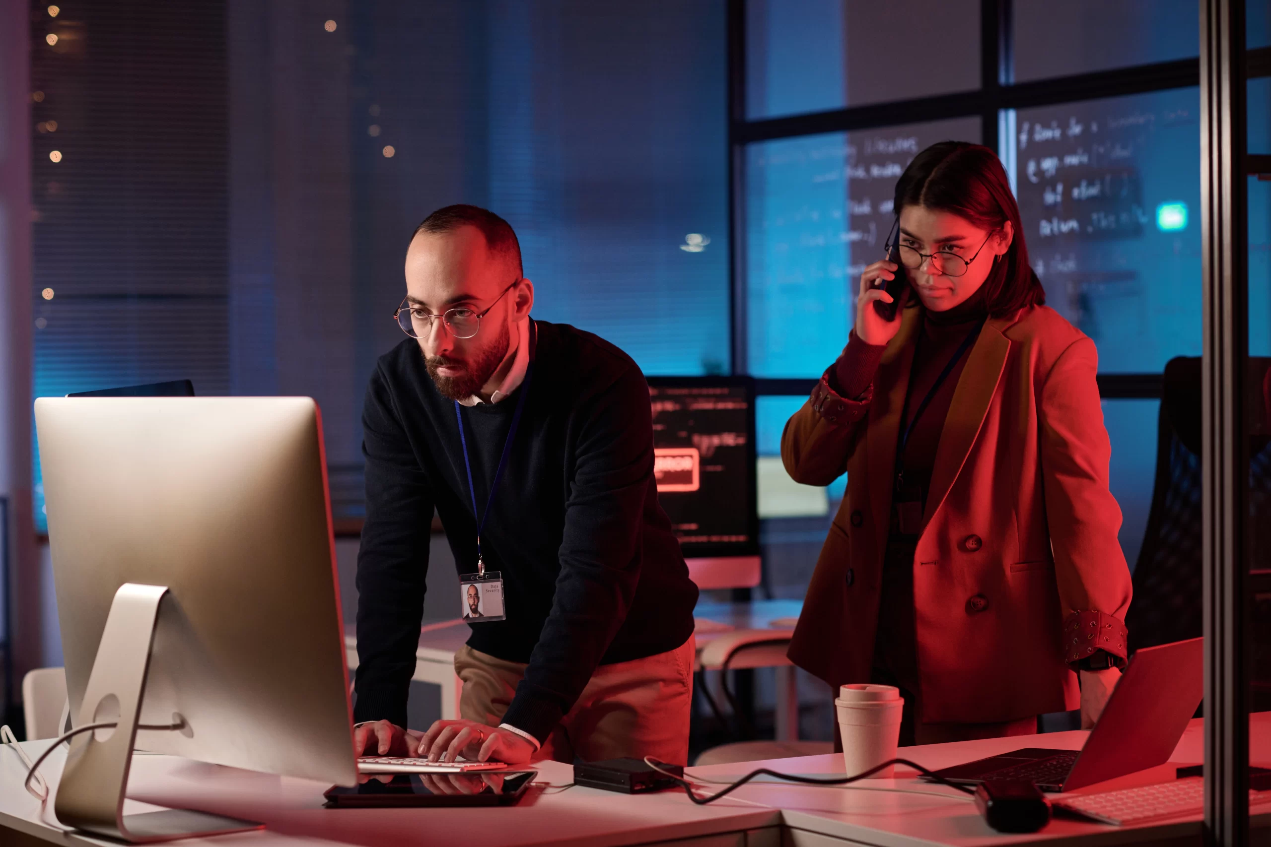 Equipo trabajando en seguridad